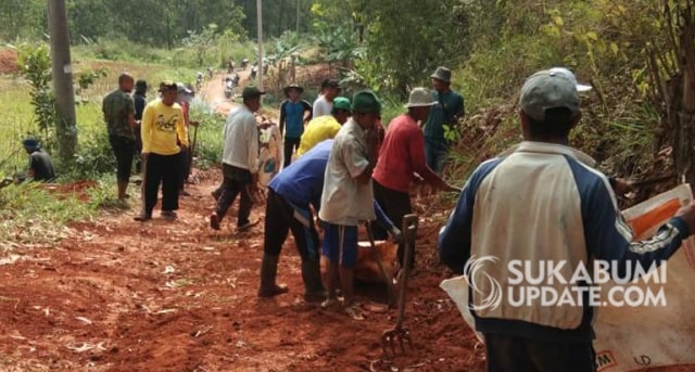Sejumlah warga saat membersihkan material longsor di Desa Sirnasari, Kecamatan Pabuaran, Kabupaten Sukabumi. | Sumber Foto:Istimewa
