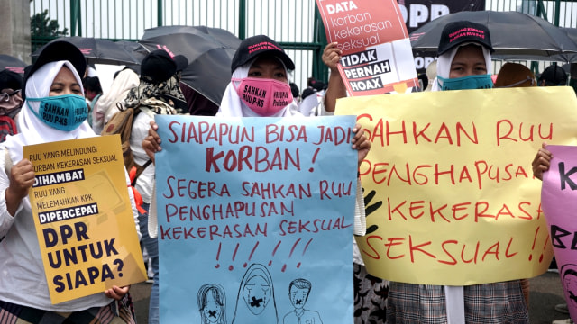 Massa aksi membawa poster mendesak untuk mengesahkan RUU PKS di depan Gedung DPR RI, Jakarta, Selasa (17/9/2019). Foto: Iqbal Firdaus/kumparan