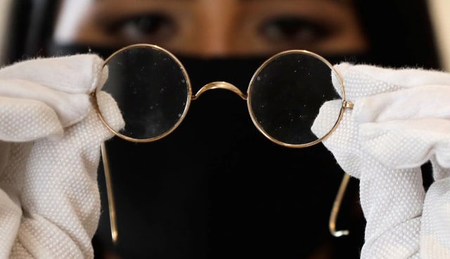 Kacamata milik John Lennon. Foto: Associated Press/Kirsty Wigglesworth
