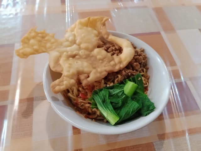 Mencicipi Mie Ayam Pangsit Berbentuk Naga Di Karanganyar Kumparan Com<script async src=