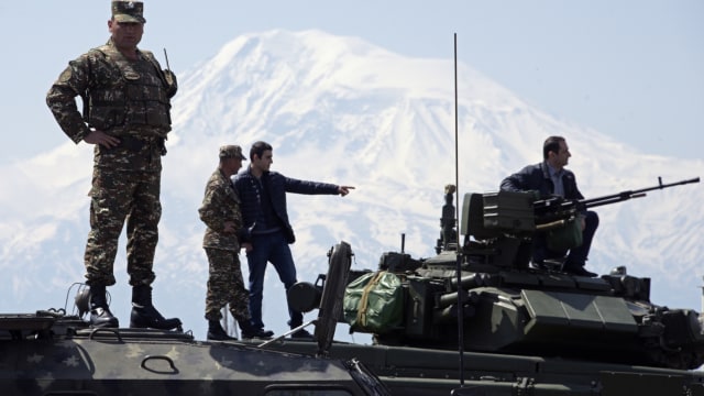 Prajurit Armenia berdiri di atas kendaraan militer. Foto: KAREN MINASYAN/AFP