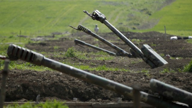 Artileri Armenia terlihat di dekat perbatasan Nagorno-Karabakh. Foto: Reuters