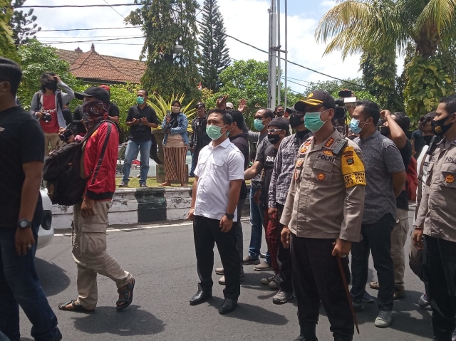Aksi Bebaskan Jerinx di Depan PN Denpasar Dibubarkan Aparat (407721)