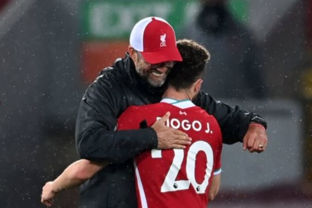Jurgen Klopp sedang memeluk Diogo Jota usai debutnya pada pertadningan Liverpool vs ardenal, Selasa (29/9). Foto: @LFC/Twitter