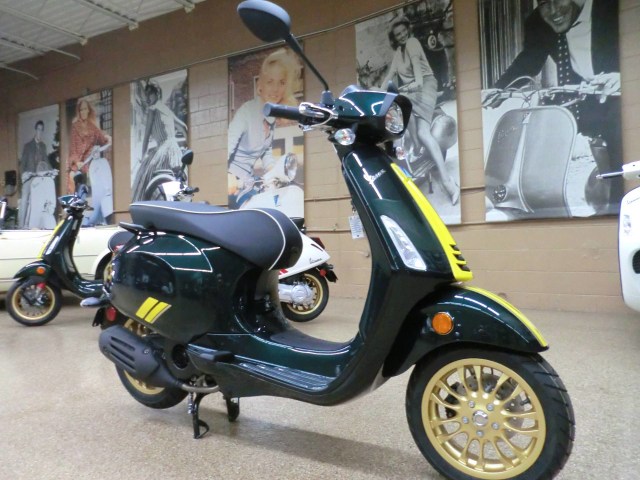 Foto: Melihat Lebih Dekat Vespa Sprint 150 dan GTS 300 HPE Racing Sixties (340207)