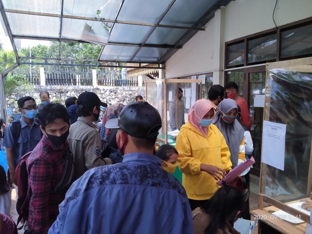 ﻿﻿Warga memadati kantor Disdukcapil Kota Batam. Foto: Rega/kepripedia.com