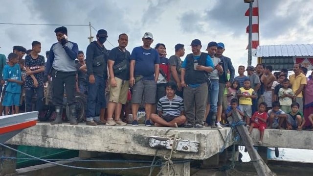 Tim Intelijen Kejati Sulbar menangkap terpidana Ruspahri di Pulau Krayan, Kalimantan Selatan. Foto: Dok. Kejati Sulbar