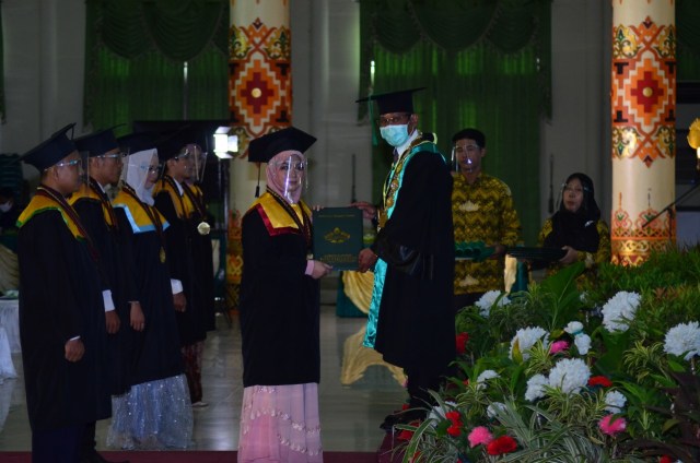 Pengukuhan perwakilan wisudawan periode II UIN Raden Intan Lampung, Selasa (29/9) | Foto : Dok. Humas UIN RIL