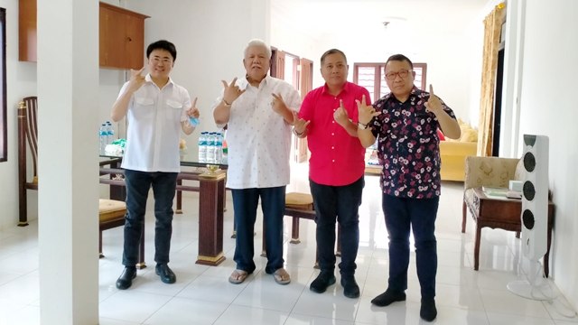 Foto Jimmy Rimba Rogi memberikan dukungan untuk Calon Wali Kota Manado Andrei Angouw dan juga Calon Gubernur Sulut Olly Dondokambey (foto: istimewa)