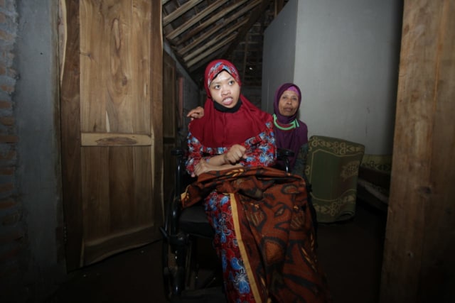 Yatmi (depan) dan Karjiyem saat ditemui di rumahnya di Padukuhan Ngondel Kulon RT 04, Kalurahan Krambil Sawit, Kapanewonan Saptosari Gunungkidul, Selasa (29/9/2020). Foto: Erfanto/Tugu Jogja.