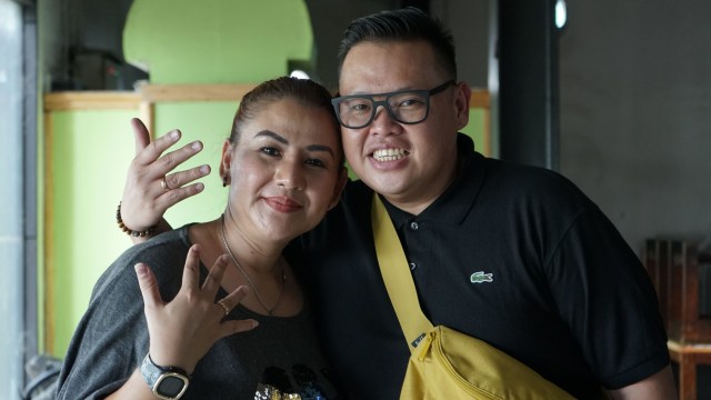 Presenter Reza Bukan bersama istrinya Serevina saat ditemui dikawasan Tendean, Jakarta, Selasa, (29/9).  Foto: Ronny