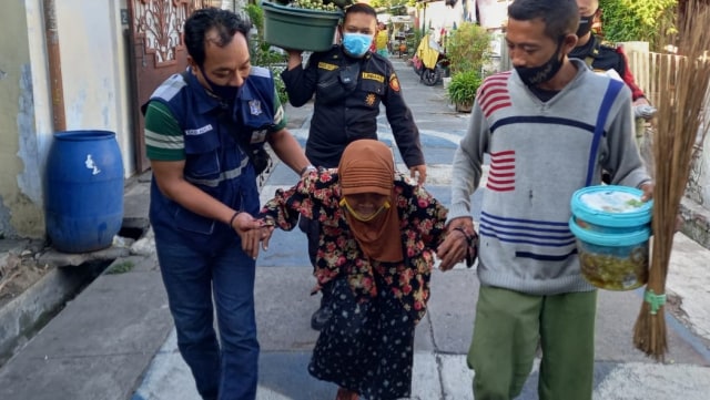 Nenek Yami (tengah), yang tinggal di rumah tak layak huni di Surabaya. Foto: Pemkot Surabaya