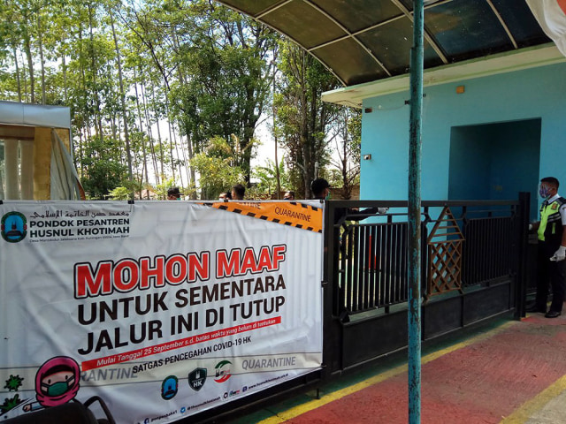 Spanduk pemberitahuan penutupan akses masuk ke dalam areal Pondok Pesantren Husnul Khotimah, Kabupaten Kuningan. (Andri Yanto)