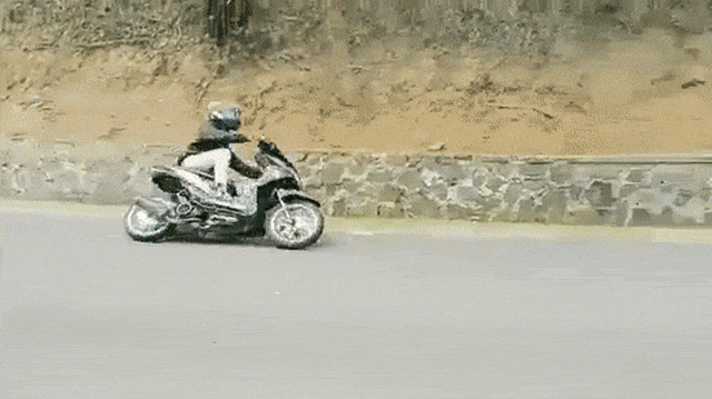 Viral sepeda motor cornering di jalan raya sebabkan kecelakaan. Foto: Istimewa