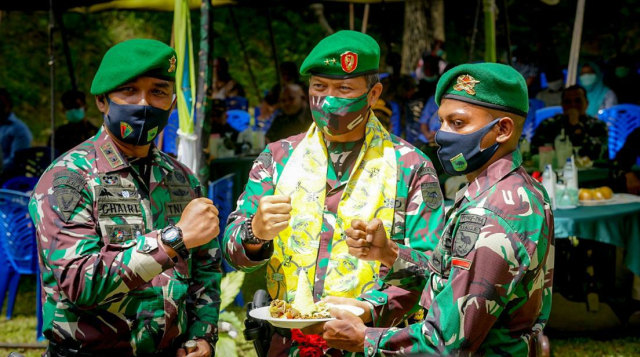 Danyon 764 IB Kaimana Letkol Inf Chairi Suhanda (kiri) saat pemotongan Tumpeng bersama Pangdam XVIII Kasuari Mayjen TNI I Nyoman Cantiasa, SE, M. Tr (tengah). Foto istimewa