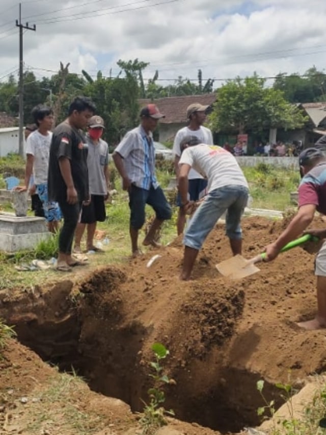 Pemakaman jenazah seorang pasien COVID-19 berjenis kelamin perempuan di Dusun Gumukbago, Desa Nogosari, Kecamatan Rambipuji, Jember, yang ditolak warga. Foto: Dok. Istimewa