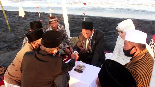 Pasangan di Lombok Timur menikah dengan mas kawin secawan pasir besi. Foto: Dok. Istimewa