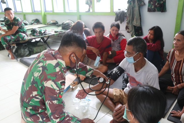 Anggota medis Satgas TMMD 109/Sintangmengecek kondisi kesehatan warga Desa Tirta Karya. Foto: Dok. Pendim Sintang