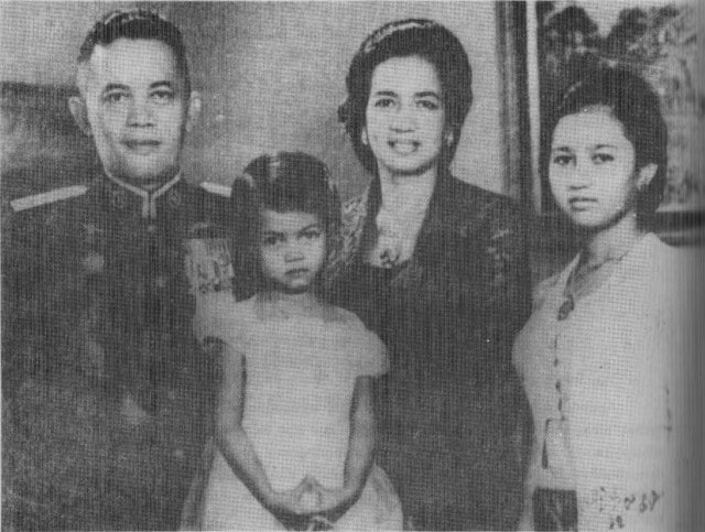Ade Irma Nasution bersama keluarga. Foto: Wikipedia Repro Buku A.H. Nasution : prajurit, pejuang dan pemikiran.