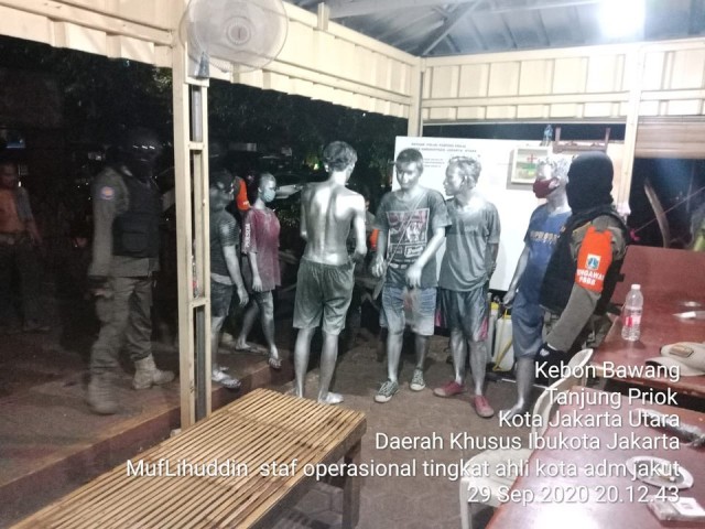 6 orang manusia silver diamankan oleh Petugas Patroli Motor Satpol PP DKI Jakarta. Foto: Satpol PP DKI Jakarta