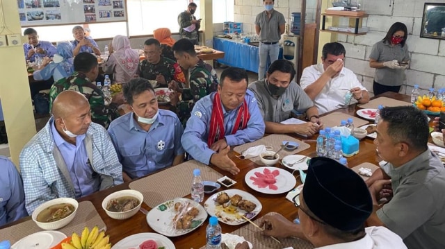Menteri KKP Edhy Prabowo makan tanpa jaga jarak.  Foto: Dok. Istimewa