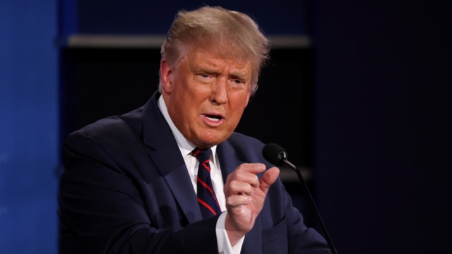 Presiden AS Donald Trump dalam debat kampanye presiden 2020 pertama dengan calon presiden dari Partai Demokrat Joe Biden di Cleveland, Ohio, AS, Selasa (29/9). Foto: Reuters