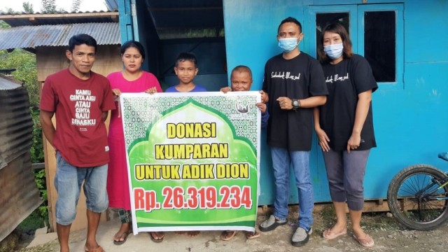 Penyerahan donasi kumparanDerma untuk Dion, remaja Yatim Piatu yang mengalami penyakit kulit di Donggala, Sulawesi Tengah. Foto: Dok. Sahabat Masjid Donggala 