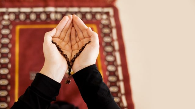Ilustrasi membaca doa niat puasa ayyamul bidh. Foto: Shutterstock