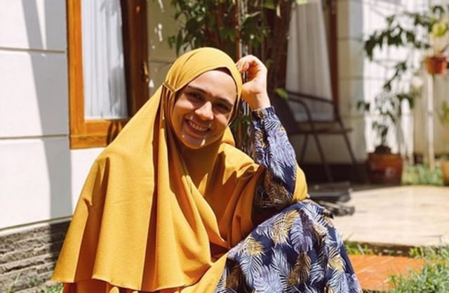 Nycta Gina gunakan hijab bergo. Foto: Instagram.com/missnyctagina