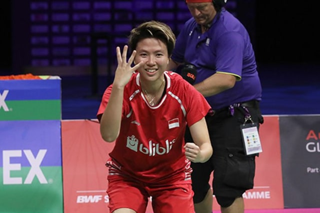 Liliyana Natsir mengangkat tangannya "empat" setelah meraih gelar juara dunia keempatnya pada tahun 2017 bersama Tontowi Ahmad di Glasgow, Skotlandia, Agustus 2017 (Foto: Mikael Ropars/Badmintonphoto)