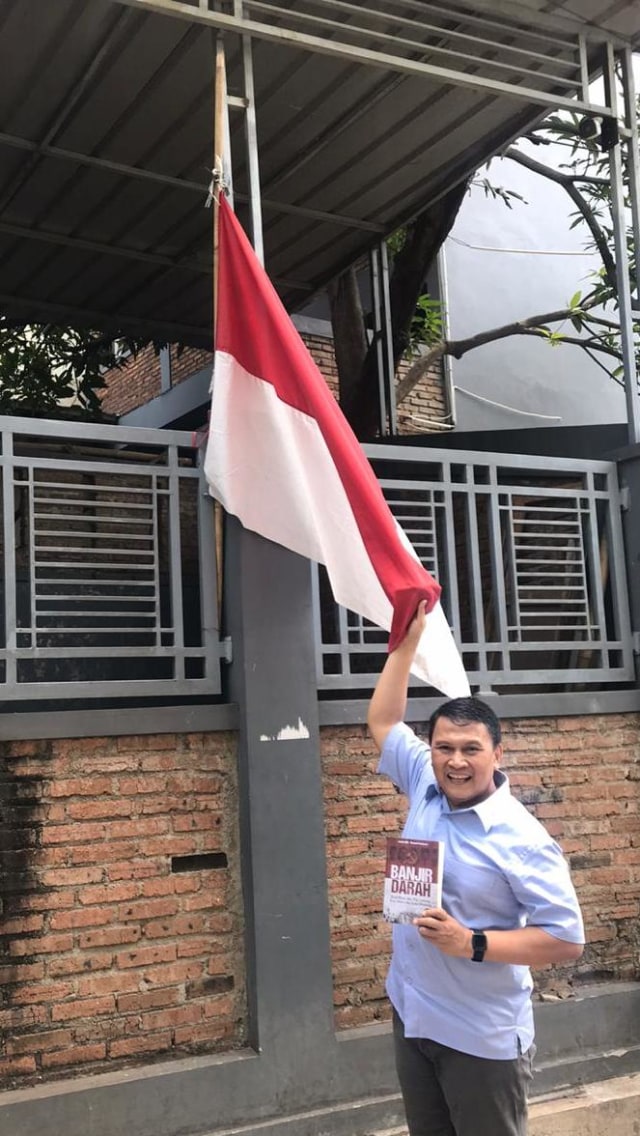 Mardani Ali Sera memasang bendera setengah tiang. Foto: Dok. Mardani