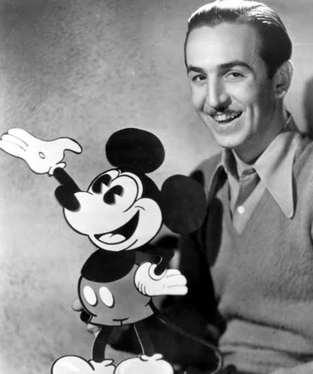 Walt Disney dengan karakter Mickey Mouse buatannya. (Foto: Biography.com)