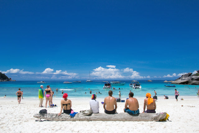 Ilustrasi wisatawan di pantai. Foto: Shutter Stock