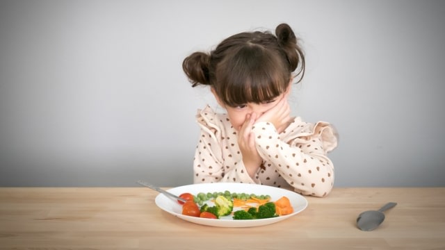 Anak susah makan sayuran. Mengenalkan anak makanan dan manfaat makanan bergizi bisa lewat lirik lagu. Foto: Thinkstock  ﻿