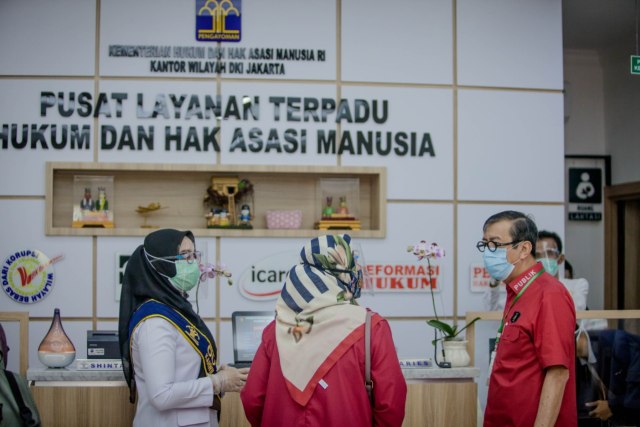 Menkumham Yasonna Laoly meninjau gedung pusat pelayanan terpadu dan pos Yankomas (Pelayanan Komunikasi Masyarakat) Kantor Wilayah Kementerian Hukum dan HAM DKI Jakarta. (Foto: Kemenkumham)