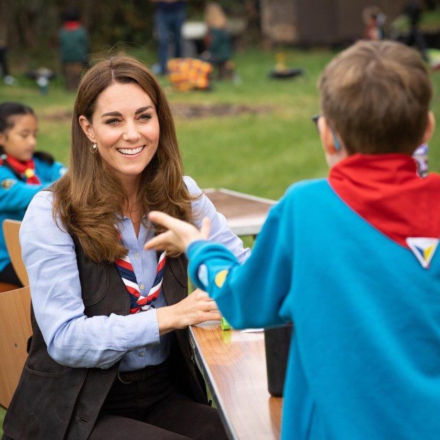 Ikut Kegiatan Pramuka, Kate Middleton Bergaya Kasual dengan Rompi & Syal (37564)