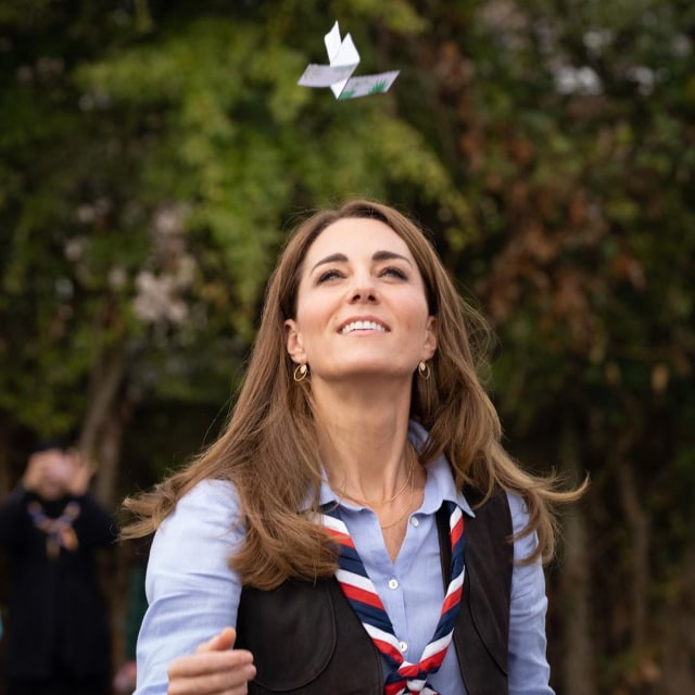 Ikut Kegiatan Pramuka, Kate Middleton Bergaya Kasual dengan Rompi & Syal (37565)