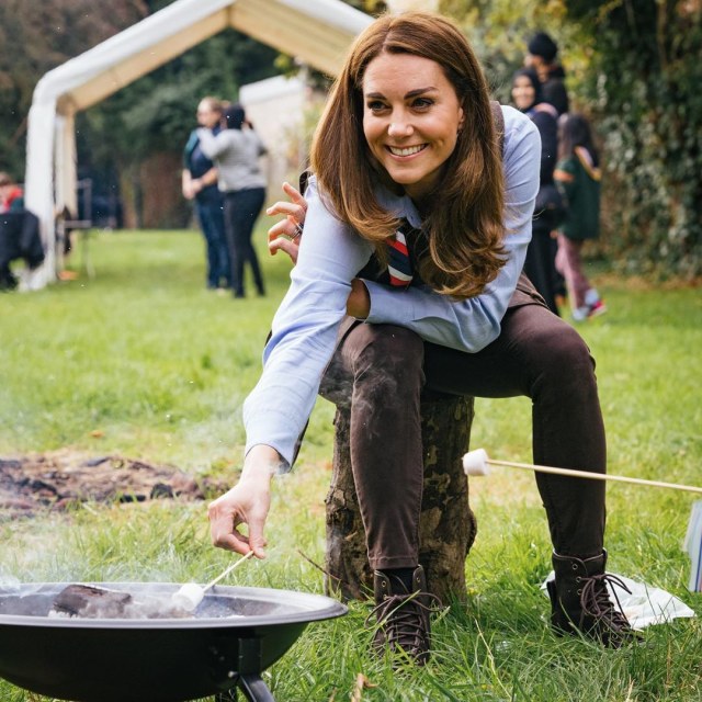Ikut Kegiatan Pramuka, Kate Middleton Bergaya Kasual dengan Rompi & Syal (37567)
