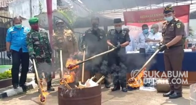 Kajari Kabupaten Sukabumi. Bambang Yuniato membakar barang bukti dari berbagai perkara di halaman Kantor Kejari, Rabu (30/9/2020). | Sumber Foto:ISTIMEWA