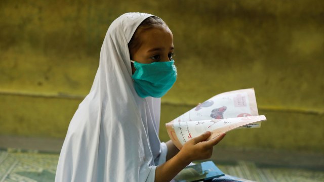 Siswa mengenakan masker ketika bersekolah di di Peshawar, Pakistan, Rabu (30/9). Foto: FAYAZ AZIZ/REUTERS