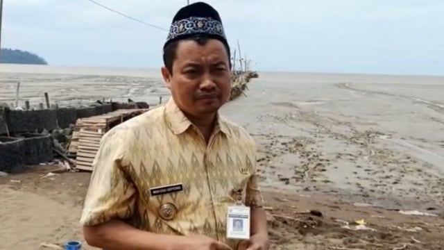 Camat Donorojo Moh Eko Udyyono menjelaskan soal fenomena surutnya air di Pantai Benteng Portugis Jepara. Foto: Dok. Istimewa