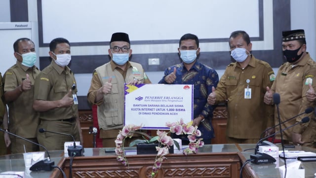 Penyerahan bantuan sarana belajar siswa kuota internet untuk 1.000 siswa di Dinas Pendidikan Aceh. Foto: Dok. Disdik Aceh