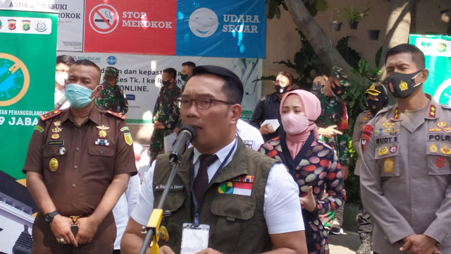 Gubernur Jabar Ridwan Kamil memberikan keterangan pers usai disuntik vaksin corona di Puskesmas Garuda. Foto: Rachmadi Rasyad/kumparan