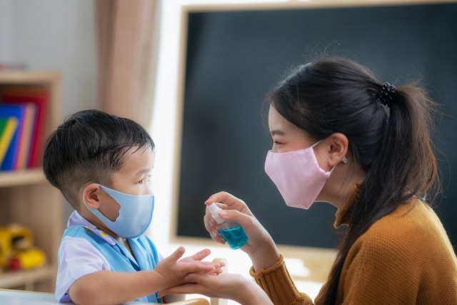 Tips menghindari penularan penyakit akibat klaster keluarga. Foto: Shutterstock.