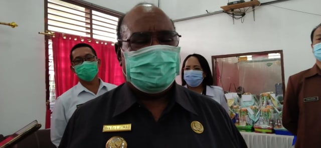 70 Nakes yang Terpapar COVID-19 Dapat Hadiah Bingkisan dari Wali Kota Sorong (38129)