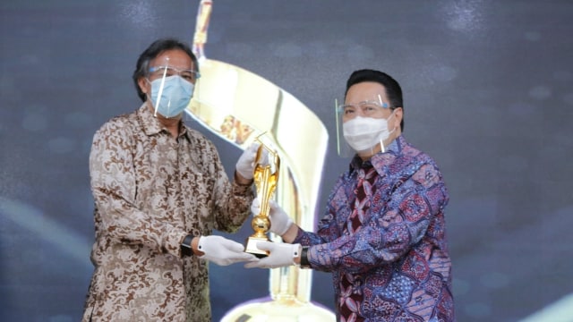 Presiden Direktur PT Adaro Energy Tbk Garibaldi Thohir (kanan) mewakili PT Adaro Indonesia (Adaro) menerima Penghargaan Terbaik Atas Keberhasilan Penerapan Kaidah Teknik Pertambangan Yang Baik untuk Komoditas Batubara. Foto: Kementerian ESDM