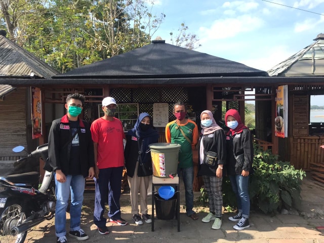 Penempatan Tempat Cuci Tangan dan Razia Masker di Taman Suko oleh PMM UMM