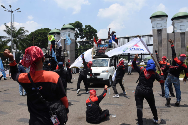 Sejumlah buruh dari berbagai konfederasi mengikuti aksi unjuk rasa menolak pengesahan RUU Omnibus Law Cipta Lapangan Kerja di depan gedung DPR, Jakarta. Foto: Indrianto Eko Suwarso/Antara Foto