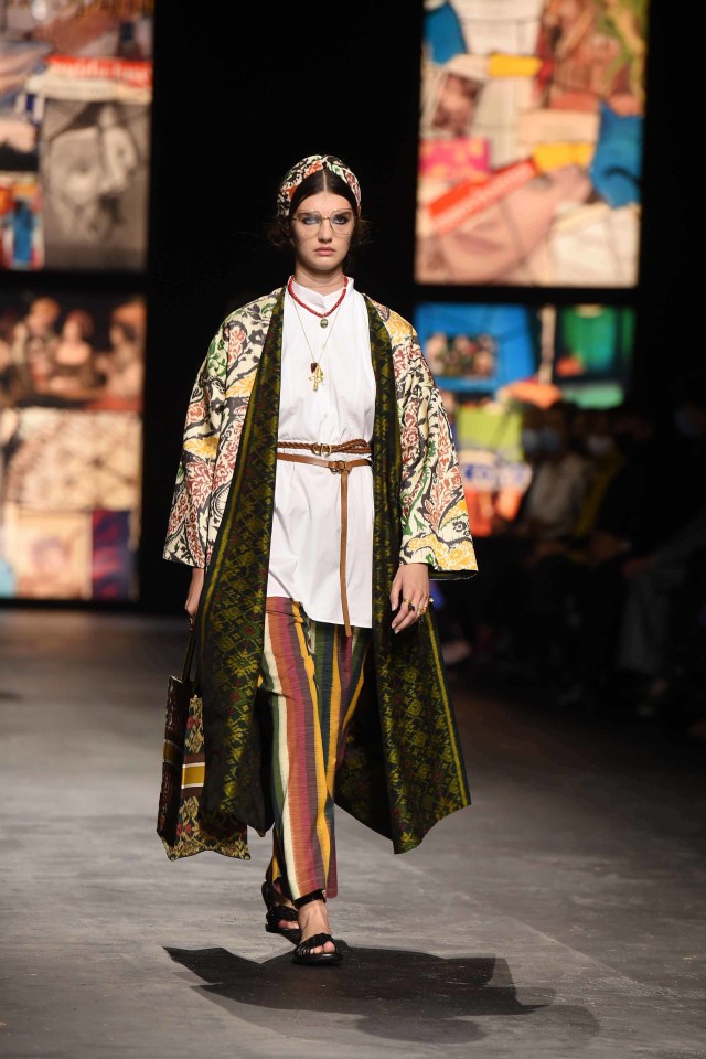 Bikin Bangga! Kain Endek Bali Warnai Koleksi Dior di Paris Fashion Week 2021 (389562)