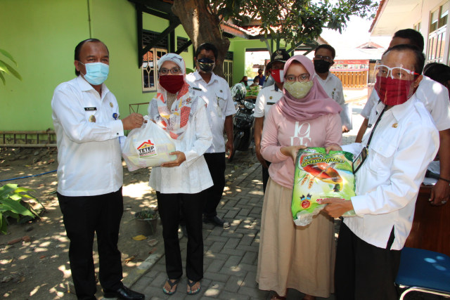 Pemprov Jateng Beri Bantuan Paket Sembako untuk 3.446 Warga Kota Tegal (104702)